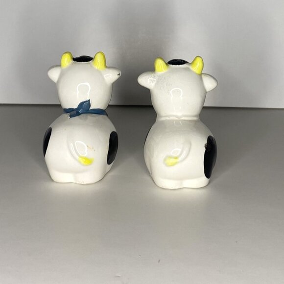 Pair of Cows with bell & Scarf Salt & pepper Shakers, Vintage - Picture 3 of 8
